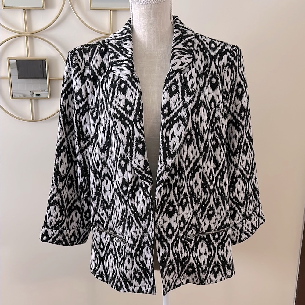 Woman’s Geometrical Black and White Patterned Blazer, two hook closure 3/4 slv